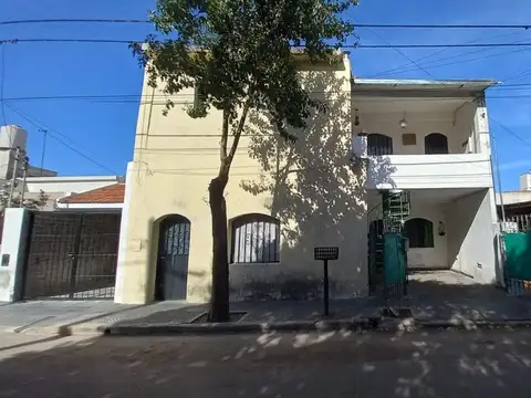 VENTA CASA CON 3 DEPARTAMENTOS BARRIO ACOSTA.