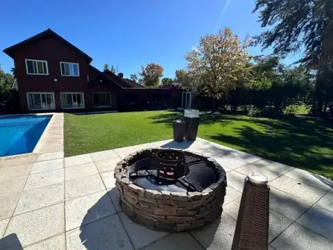 Casa en venta - 4 Dormitorios 3 Baños - Cochera - 850Mts2 - Esteban Echeverría