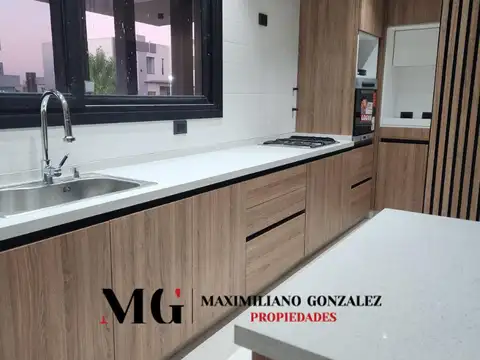 Casa 5 ambientes con 3 baños