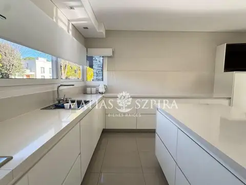 Casa 6 ambientes con 5 baños