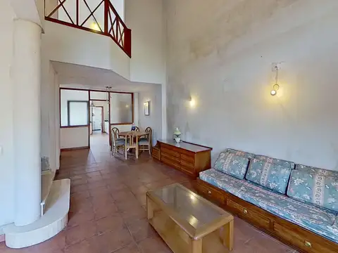 Casa 6 ambientes con 2 baños