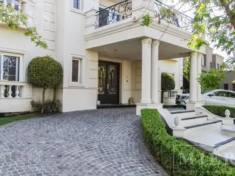 Casa en Venta con 2 cocheras