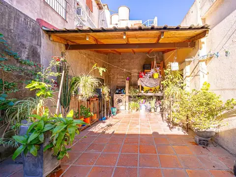 Casa 2 ambientes en lote propio con cochera y deposito