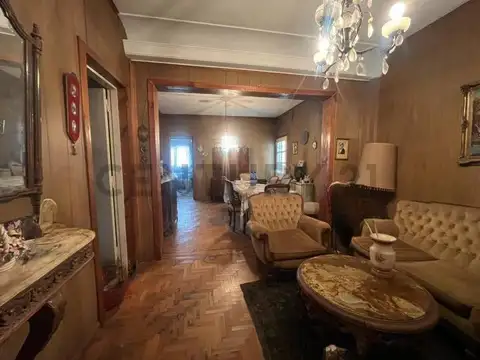 CASA 4 AMBIENTES , CON COCHERA Y PARQUE AMPLIO.