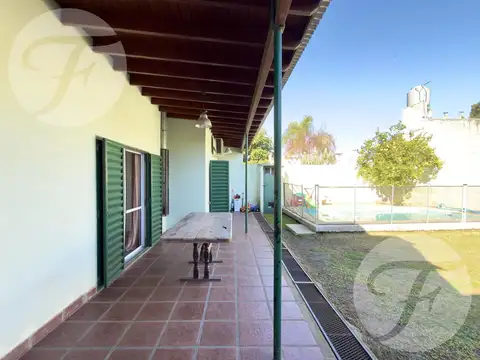 Casa 4 ambientes con 2 baños
