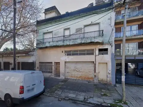 PH en primer piso con terraza y balcón. 83 m² cubiertos. 114m² totales. A refaccionar