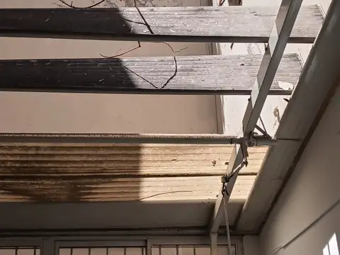 (VER VIDEO TOCAR EN LA FOTO LA CAMARITA CON EL Nro 1)Departamento tipo casa en venta en Abasto con patio