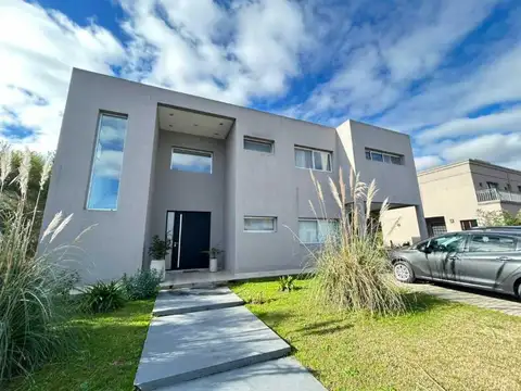 Casa en alquiler de 5 Ambientes con fondo y piscina en Las Golondrinas