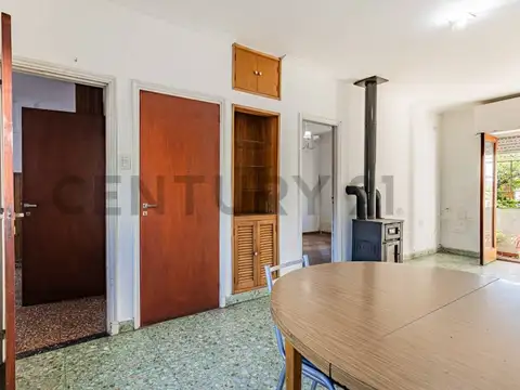 Amplia casa en planta alta, posee garage en planta baja con entrada imperial directa