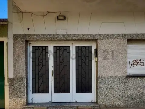 Amplia casa en planta alta, posee garage en planta baja con entrada imperial directa