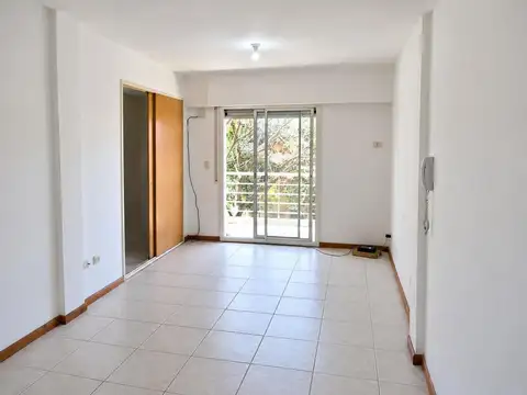 Monoambiente en con ambientes amplios y muy buena ubicación