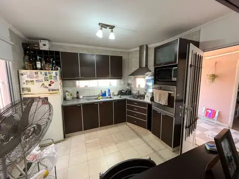 Casa 4 ambientes con 2 baños
