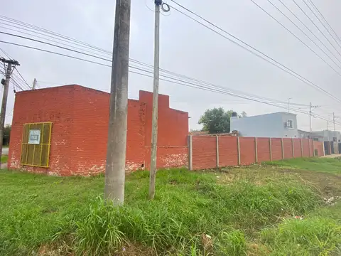 Lote amplio con local comercial en esquina del Juan XXIII - Lujan