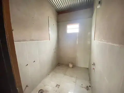 Lote amplio con local comercial en esquina del Juan XXIII - Lujan