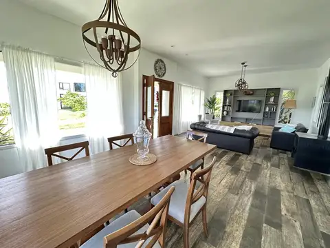 Casa en Venta con 2 cocheras