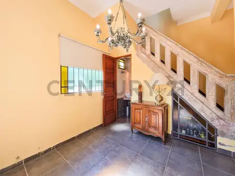 Casa en Venta con 3 cocheras