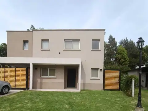 Casa Chalet  en Venta en Champagnat, Pilar, G.B.A. Zona Norte