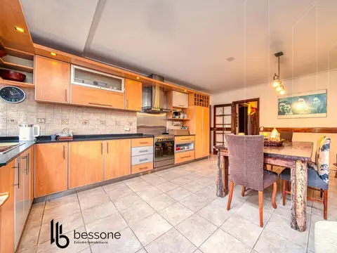 Casa en Venta con 2 cocheras
