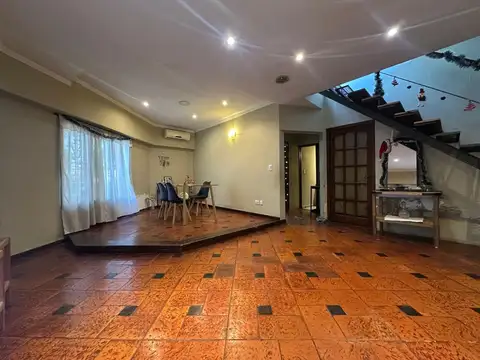 AMPLIO Y MODERNO PH DE 4 AMBIENTES CON  PATIO Y GARAGE.