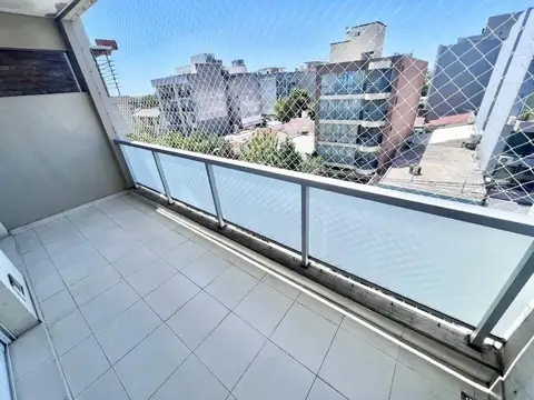 Departamento 3 ambientes con cochera en excelente ubicación.