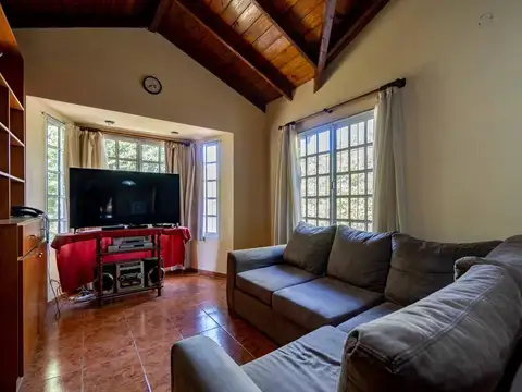 Casa 7 ambientes con 2 baños
