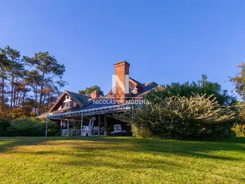 Hermosa casa de 5 dormitorios en venta, Ubicada en el barrio Parque Golf, Punta del Este