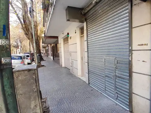 Local a la calle en el barrio de Almagro