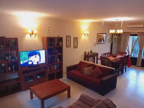 Casa amplia de 2 habitaciones con local y pileta.