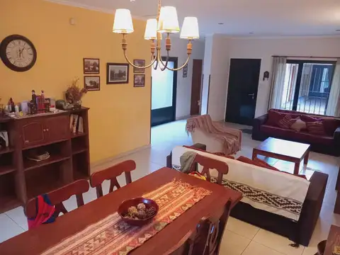 Casa amplia calle 28   e / 16 y 17 100