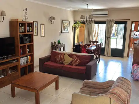 Casa 5 ambientes con 2 baños