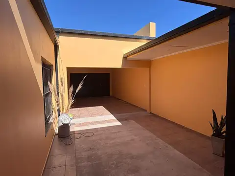 Casa amplia calle 28   e / 16 y 17 100
