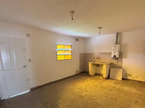 SE VENDE CASA 2 DORMITORIOS, COCHERA Y PATIO!