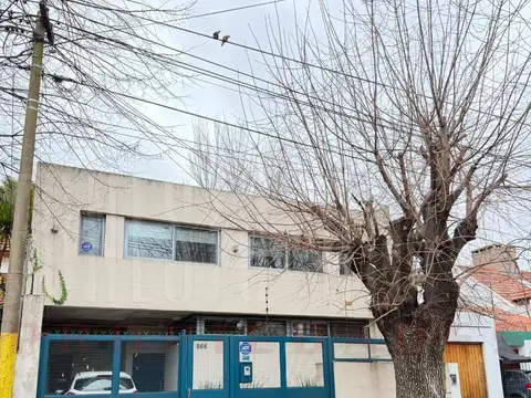 ALQUILER HERMOSA CASA DE 4 AMBIENTES Y ESTUDIO CON PATIO Y COCHERA EN QUILMES CENTRO.