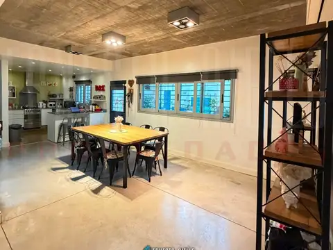 ALQUILER HERMOSA CASA DE 4 AMBIENTES Y ESTUDIO CON PATIO Y COCHERA EN QUILMES CENTRO.
