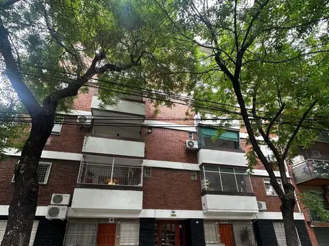 Excelente Departamento de 3 ambientes al frente con balcón, dos baños, muy luminoso.
