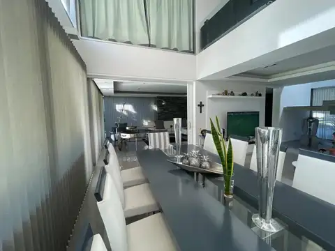 Casa 5 ambientes con 5 baños