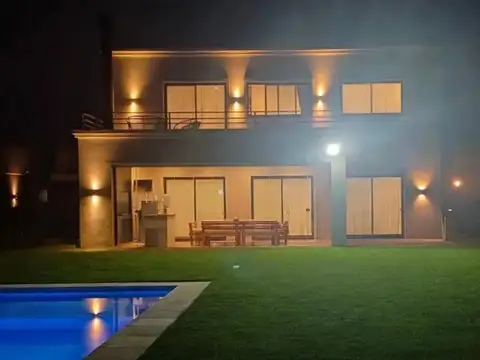 Casa 4 ambientes con 3 baños
