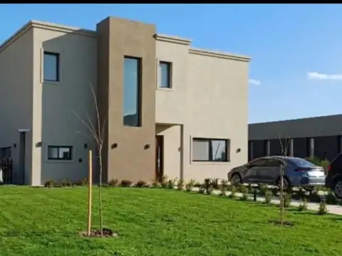 Casa en Venta en Loma Verde, USD 250.000