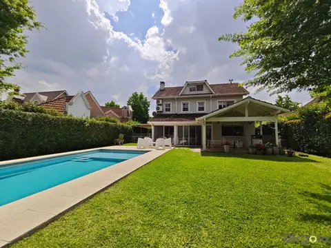 Casa en venta c/ cochera en El Casco de Moreno