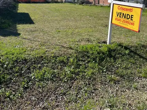 Terreno sobre calle principal en barrio Las Tardes