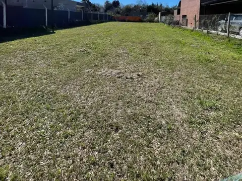 Terreno sobre calle principal en barrio Las Tardes