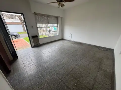 Casa en alquiler dos dormitorios con cochera La Plata