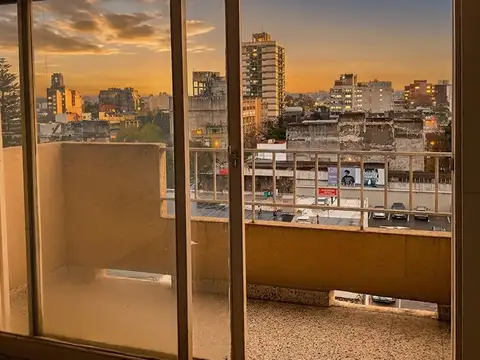 Monoambiente divisible al frente. Posbilidad de 2 amb con balcón.