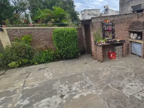 Casa 8 ambientes con 1 baño