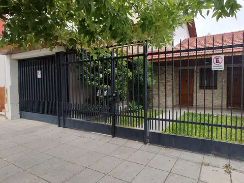 MUY BUENA CASA 4 AMB + QUINCHO + DEPTO 2 AMB S/AMPLIO LOTE!