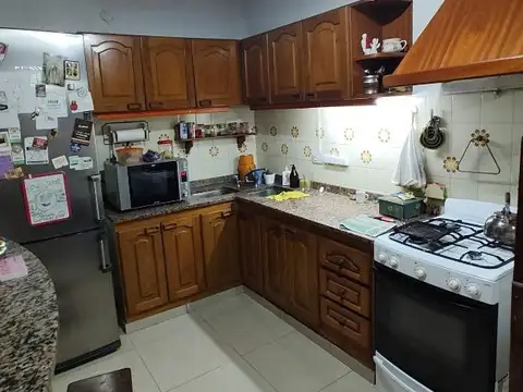 MUY BUENA CASA 4 AMB + QUINCHO + DEPTO 2 AMB S/AMPLIO LOTE!