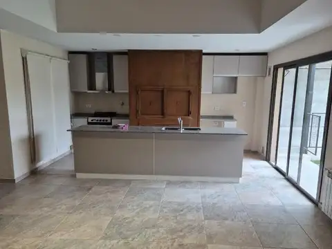Casa 6 ambientes con 2 baños