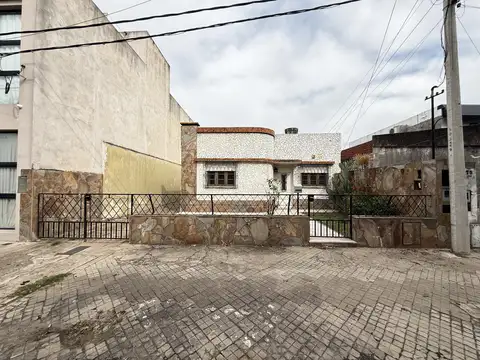 Casa de 2 dormitorios con gran jardín. Tinglado tipo galpón al fondo. Entrada vehicular