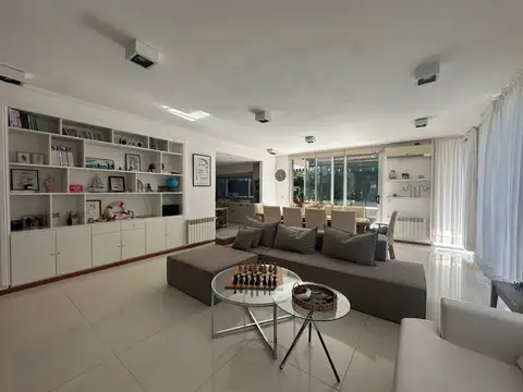 Casa en Venta con 4 cocheras