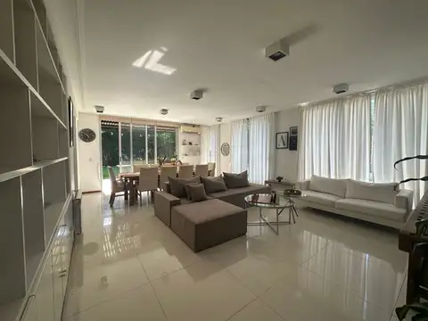 Casa 5 ambientes con 4 baños